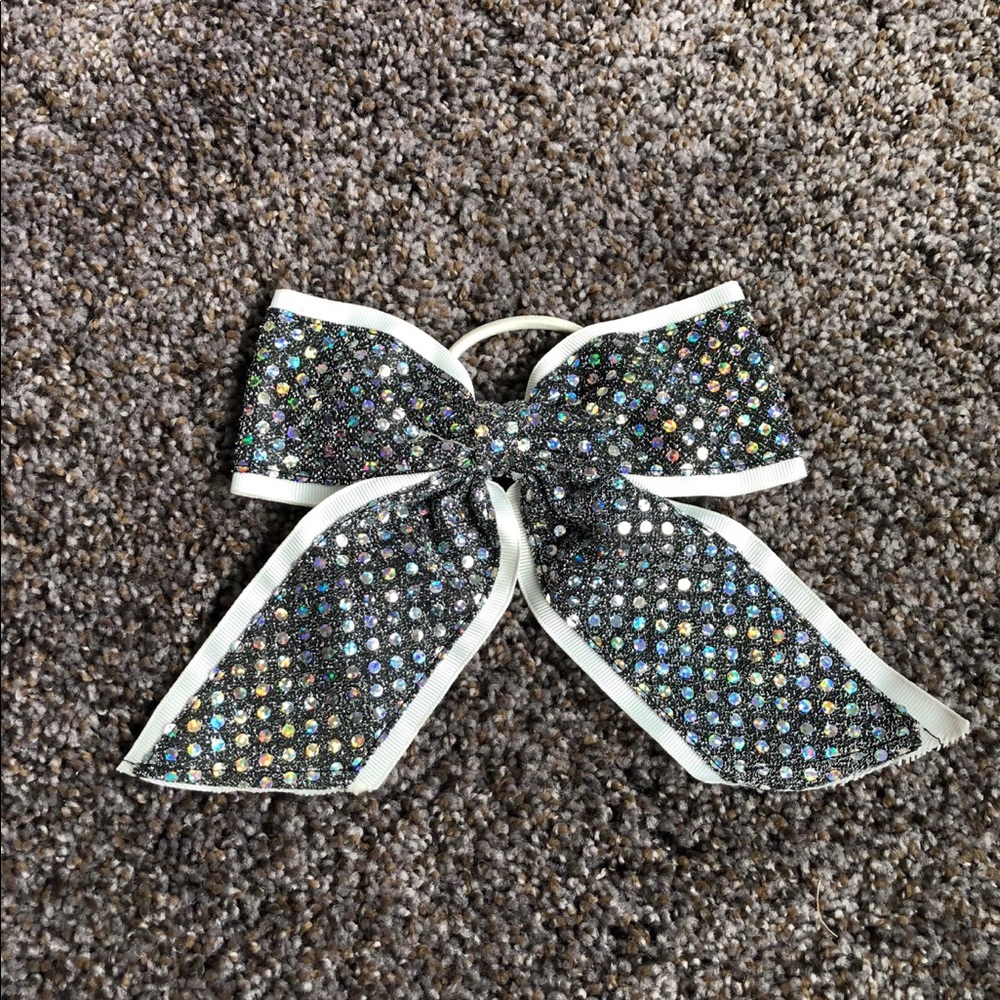 Silver cheer bow